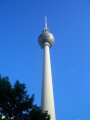 CIMG0783 Fernsehturm

Er ist eins der Wahrzeichen Berlins und das h�chste Bauwerk der Stadt: Der 368 Meter hohe Fernsehturm am Alexanderplatz entstand 1965 bis1969 nach einer Gestaltungsidee von Hermann Henselmann. Er beherbergt ein sich drehendes Telecaf�, Technikgeschosse der Telekom und eine Aussichtsplattform. Bei guter Witterung kann man bis zu 40 Kilometer weit sehen.  
